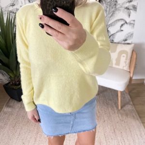 pull col rond avec noeuds au dos