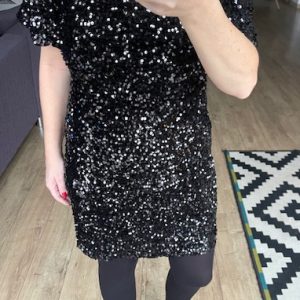 Robe courte à sequins et col rond