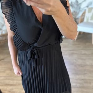 Robe noire plissée élégante à volants