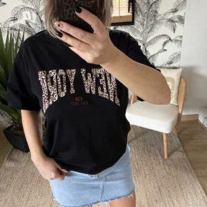Tee-shirt noir avec imprimé léopard