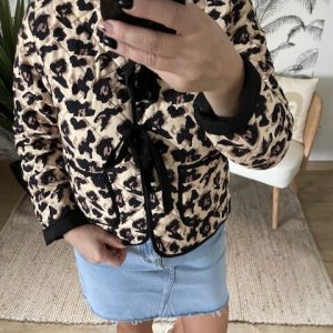 Veste matelassée imprimé léopard avec noeuds