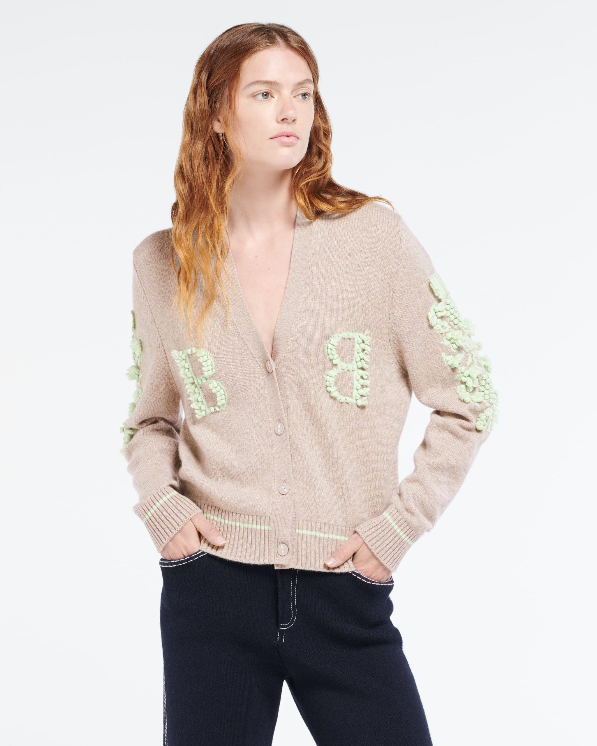 Cardigan col V logo B en cachemire – Image 3