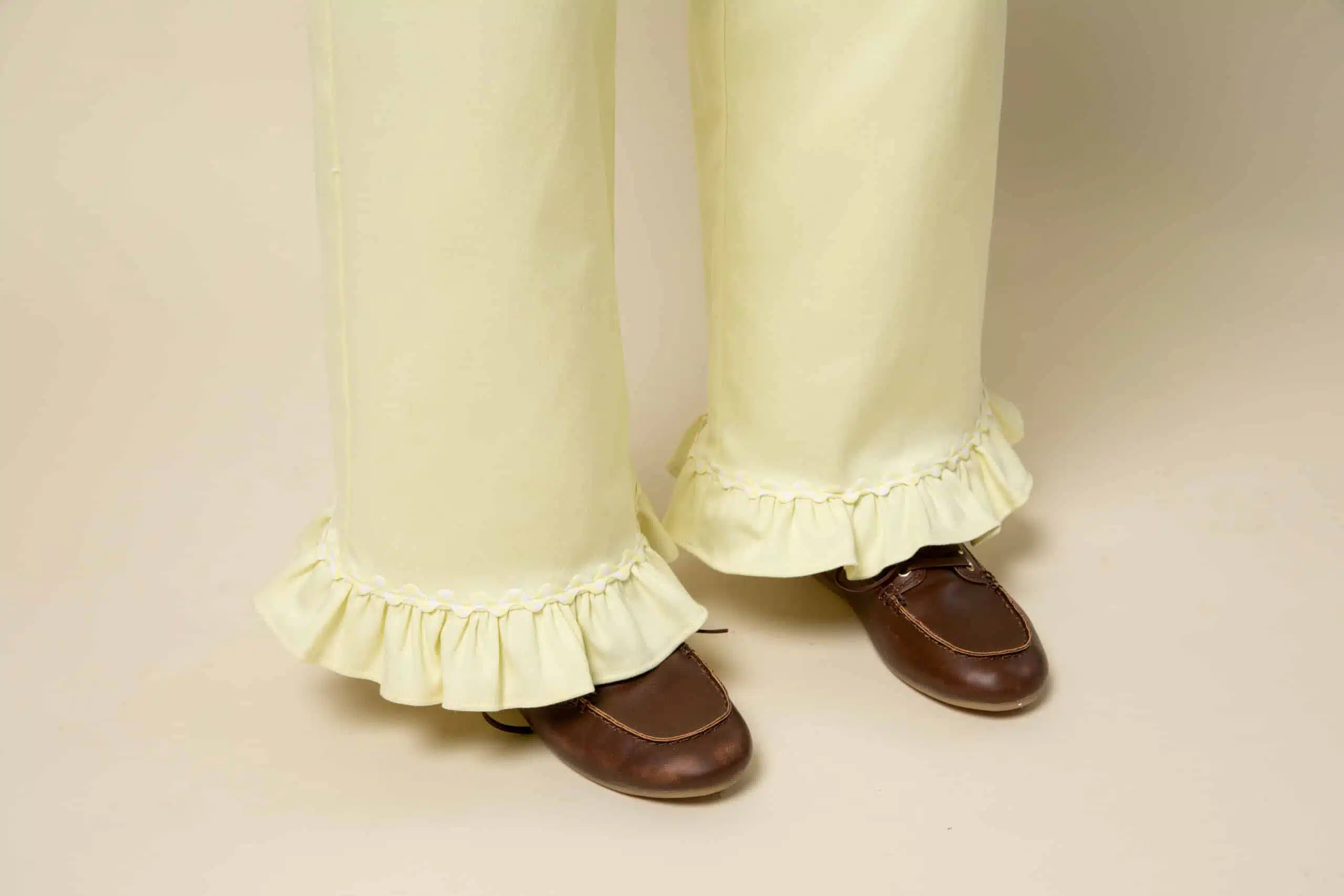 Pantalon jaune à volants – Image 4